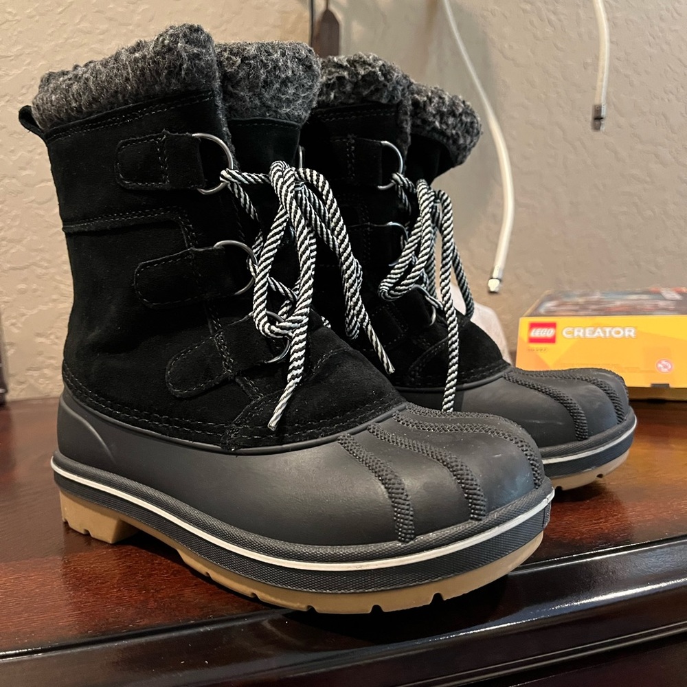 Boys winter boots - size 1